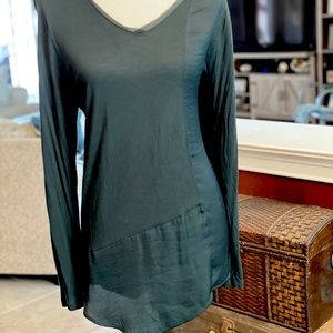 Simply Vera hunter green top
